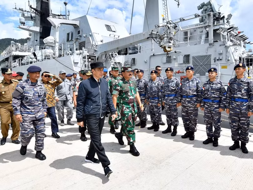 Tổng thống Indonesia Widodo tới thị sát quần đảo Natuna hôm 8/1 (Ảnh: AP) Tổng thống Indonesia Widodo tới thị sát quần đảo Natuna hôm 8/1 (Ảnh: AP)