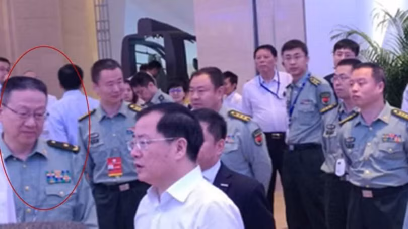 Tiền Vệ Bình, Trung tướng, Phó Chủ nhiệm Bộ Phát triển trang bị Quân ủy (người trong vòng đỏ) đang bị điều tra. (Ảnh: Đa Chiều). Tiền Vệ Bình, Trung tướng, Phó Chủ nhiệm Bộ Phát triển trang bị Quân ủy (người trong vòng đỏ) đang bị điều tra. (Ảnh: Đa Chiều).