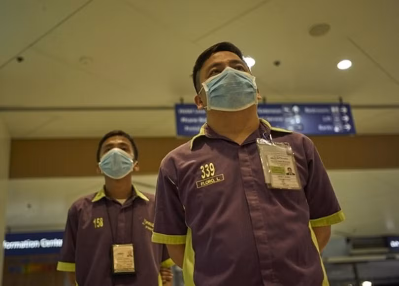 Các nhân viên y tế tại sân bay Manila (Ảnh: Getty) Các nhân viên y tế tại sân bay Manila (Ảnh: Getty)