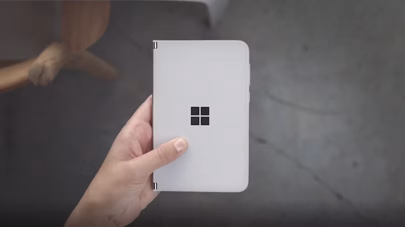 Bên ngoài chiếc Surface Duo. Ảnh: Android Authority