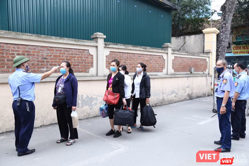 Các bệnh viện tổ chức đo thân nhiệt để phát hiện người có dấu hiệu bị bệnh viêm đường hô hấp cấp (ảnh: Nguyễn Hương) Các bệnh viện tổ chức đo thân nhiệt để phát hiện người có dấu hiệu bị bệnh viêm đường hô hấp cấp (ảnh: Nguyễn Hương)