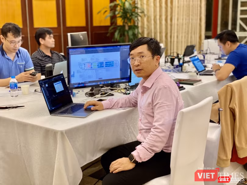 TS. Phạm Quang Thái tìm kiếm những hành khách còn thiếu trên chuyến bay không may có người nhiễm bệnh