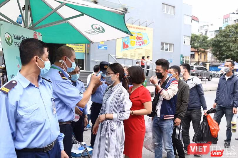 Các bệnh viện tăng cường kiểm tra thân nhiệt tất cả người vào bệnh viện (ảnh: Nguyễn Hương) Các bệnh viện tăng cường kiểm tra thân nhiệt tất cả người vào bệnh viện