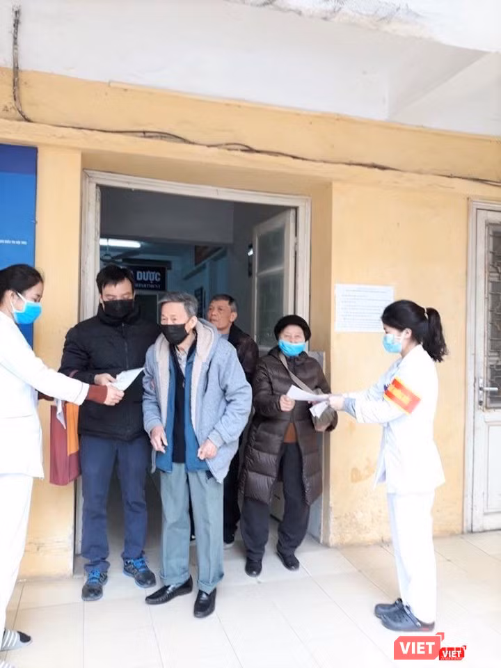 Tiếp đón và phân luồng bệnh nhân từ khu vực phòng khám ở BV Hữu Nghị