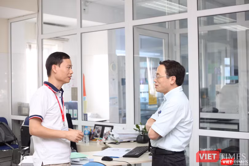 GS. TS. Tạ Thành Văn (bên phải) và PGS.TS. Trần Huy Thịnh trao đổi tại Trung tâm kiểm chuẩn chất lượng xét nghiệm y học của Trường Đại học Y Hà Nội GS. TS. Tạ Thành Văn và PGS.TS. Trần Huy Thịnh tại Trung tâm kiểm chuẩn chất lượng xét nghiệm y học của Trường Đại học Y Hà Nội