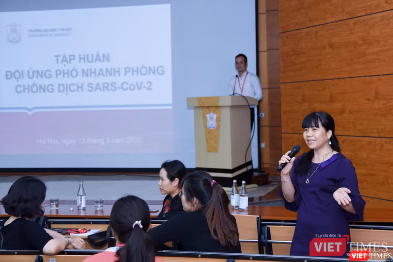 GS.TS. Lê Thị Hương - Viện trưởng Viện Đào tạo Y học Dự phòng và Y tế công cộng - giải đáp các thắc mắc của sinh viên