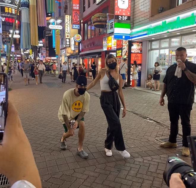 Hình ảnh của cặp đôi ở Tokyo do fan chụp được Hình ảnh của cặp đôi ở Tokyo do fan chụp được