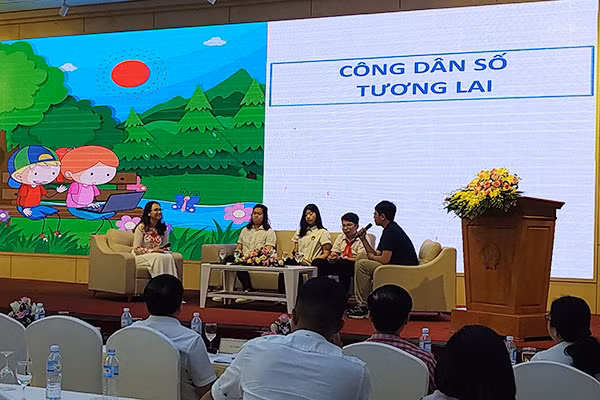 Với mong muốn lắng nghe ý kiến của chính trẻ em, hội thảo đã dành hẳn một phiên thảo luận “Công dân số tương lai” để các học sinh chia sẻ về nhu cầu học tập, giải trí và được bảo vệ trên môi trường mạng (Ảnh: Vân Anh) Với mong muốn lắng nghe ý kiến của chính trẻ em, hội thảo đã dành hẳn một phiên thảo luận “Công dân số tương lai” để các học sinh chia sẻ về nhu cầu học tập, giải trí và được bảo vệ trên môi trường mạng (Ảnh: Vân Anh)