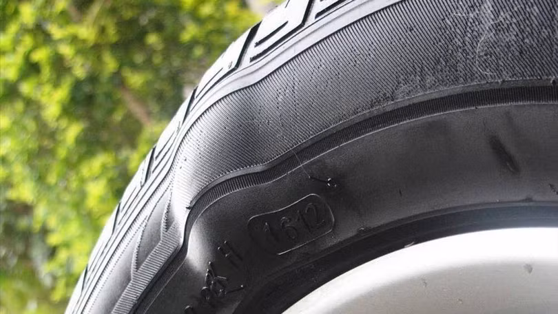 Lốp của một chiếc xe bán tải có thể đạt trên 60 độ C sau khi chạy 50 km dưới trời nắng Lốp của một chiếc xe bán tải có thể đạt trên 60 độ C sau khi chạy 50 km dưới trời nắng
