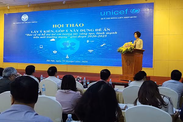 Theo Phó trưởng đại diện UNICEF tại Việt Nam Lesley Miller, hội thảo đánh dấu sự khởi đầu cho mối quan hệ đối tác mới giữa Bộ TT&TT và UNICEF để kết nối trẻ em Việt Nam với thế giới thông tin, giúp các em có thể sử dụng Internet một cách an toàn hơn (Ảnh: Vân Anh) Bà Lesley Miller, Phó Trưởng đại diện UNICEF tại Việt Nam cũng cho rằng, bên cạnh những cơ hội, Internet, CNTT cũng đang đưa đến nhiều những thách thức, mặt trái. Các nền tảng mạng tạo ra cách mạng với cuộc sống của trẻ em, song đồng thời cũng mang lại những lạm dụng và khai thác trẻ em kinh khủng nhất. Minh chứng cho đánh giá của mình, bà Lesley Miller thông tin, trên toàn thế giới, vào bất kỳ thời điểm nào trong ngày, luôn có 750.000 kẻ rình mò tình dục trẻ em trực tuyến. Số hình ảnh xâm phạm tình dục trẻ em được tải lên trên Internet mỗi ngày cũng đạt con số gần tương tự, trong đó có trẻ em dưới 2 tuổi. “Là cha mẹ, tôi thấy điều này thực sự đáng sợ. Là Phó trưởng UNICEF Việt Nam, tôi thấy rất đáng lo ngại. Và tôi nhấn mạnh tất cả chúng ta – cần hành động cấp bách”, bà Lesley Miller chia sẻ. Tại Việt Nam, bà Lesley Miller nhận định, lạm dụng và bóc lột trẻ em đang ngày càng gia tăng: “Tôi không thể cung cấp cho các bạn một con số chính xác bởi vì chưa có đủ dữ liệu - và chúng tôi phải khắc phục điều đó - nhưng con số là đang gia tăng”. “Bộ kỹ năng số” là giải pháp quan trọng của Đề án bảo vệ trẻ em Thứ trưởng Nguyễn Thành Hưng cho biết, thực hiện Chương trình công tác năm 2020 của Chính phủ, Thủ tướng Chính phủ, Bộ TT&TT đang chủ trì, phối hợp với các Bộ: LĐTB&XH, GD&ĐT, Công an và các cơ quan liên quan xây dựng Đề án “Bảo vệ và hỗ trợ trẻ em tương tác lành mạnh, sáng tạo trên môi trường mạng” giai đoạn 2020-2025. Đề án được xây dựng nhằm hai mục đích: Bảo vệ trẻ em trên môi trường mạng - Bảo vệ bí mật cá nhân, đời sống riêng tư và các quyền khác của trẻ em khi trẻ em tiếp cận thông tin, tham gia các hoạt động trên môi trường mạng; Hỗ trợ trẻ em tương tác lành mạnh, sáng tạo trên không gian mạng, thông qua việc kêu gọi các doanh nghiệp công nghệ chung tay tham gia phát triển các ứng dụng, sản xuất các nội dung bổ ích giúp trẻ em tương tác lành mạnh, sáng tạo trên môi trường mạng. “Ý thức được đây là vấn đề quan trọng có tính liên ngành cao, Bộ TT&TT đã thành lập Ban Soạn thảo và Tổ Biên tập xây dựng Đề án với thành phần tham gia là các bộ, ngành, cơ quan liên quan của hệ thống chính trị”, Thứ trưởng cho hay. Theo đại diện Cục An toàn thông tin (Bộ TT&TT), để giải quyết những tồn tại hiện có, dự thảo Đề án đã đề xuất những giải pháp đột phá hơn. Theo đó, việc triển khai ứng dụng công nghệ được coi là trọng tâm. Đề án hình thành các nền tảng phân tích dữ liệu lớn, ứng dụng trí tuệ nhân tạo để phát hiện, cảnh báo nội dung gây nguy hại, xâm phạm đến trẻ em, quyền trẻ em trên môi trường mạng. Đáng chú ý, “Bộ kỹ năng số” được đề xuất với mục tiêu trang bị cho trẻ những kỹ năng tương tác an toàn trên môi trường mạng, chủ động bảo vệ bản thân khỏi những nguy cơ có hại. Đồng thời, giải pháp về xây dựng nội dung bổ ích, thú vị được đề xuất nhằm xây dựng môi trường Internet lành mạnh, thu hút trẻ em cho những hoạt động tích cực. Song song với việc ứng dụng công nghệ, Đề án tiếp tục các giải pháp truyền thống gồm có: hoàn thiện hành lang pháp lý giải quyết các tồn tại trong cơ chế chính sách bảo vệ trẻ em trên môi trường mạng; giáo dục tuyên truyền, nâng cao nhận thức... Trao đổi tại hội thảo, bà Hoàng Thị Hoa, Phó Chủ nhiệm Ủy ban Văn hóa, Giáo dục, Thanh niên, Thiếu niên và Nhi đồng của Quốc hội đề nghị, Ban soạn thảo Đề án cần chắt lọc, đưa vào Đề án các nội dung quan trọng trong Chỉ thị 23 ngày 26/5/2020 của Thủ tướng Chính phủ về tăng cường các giải pháp bảo đảm thực hiện quyền trẻ em và bảo vệ trẻ em; cũng như những đề xuất, kiến nghị của các đại biểu Quốc hội tại phiên họp về giám sát tối cao việc thực hiện chính sách, pháp luật về phòng, chống xâm hại trẻ em ngày 27/5/2020. Từ kinh nghiệm của UNICEF, bà Lesley Miller chỉ rõ, trẻ em phải là trung tâm của các giải pháp. Trong bối cảnh nhiều trẻ em Việt Nam kết nối mạng, các em cần phải biết cách tự bảo vệ mình và không bị lạm dụng bởi các bạn đồng trang lứa. Vị đại diện UNICEF tại Việt Nam cũng nhấn mạnh, Chính phủ các nước không thể tự giải quyết riêng việc này mà cần có sự phối hợp hoạt động. Trong khuôn khổ mỗi nước, cũng cần có sự hợp tác giữa Chính phủ, khu vực tư nhân và các tổ chức xã hội dân sự trong vấn đề bảo vệ trẻ em trước các mối nguy hiểm trên mạng.