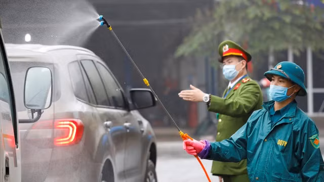 Xe ô tô được phun khử trùng tại Thái Nguyên. (Ảnh: Reuters) Xe ô tô được phun khử trùng tại Thái Nguyên. (Ảnh: Reuters)