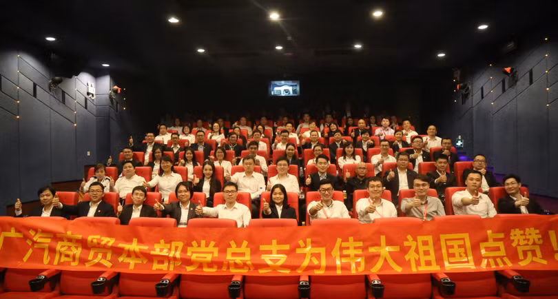 Mang biểu ngữ đi xem phim tập thể Mang biểu ngữ đi xem phim tập thể