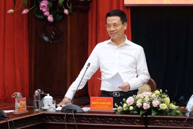 Bộ trưởng Bộ TT&TT Nguyễn Mạnh Hùng chia sẻ tại buổi làm việc. Ảnh: Trọng Đạt.