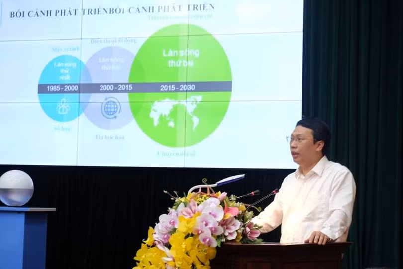 Ông Nguyễn Huy Dũng - Cục trưởng Cục Tin học hóa (Bộ TT&TT) chia sẻ về kịch bản chuyển đổi số tại buổi làm việc. Ảnh: Trọng Đạt.