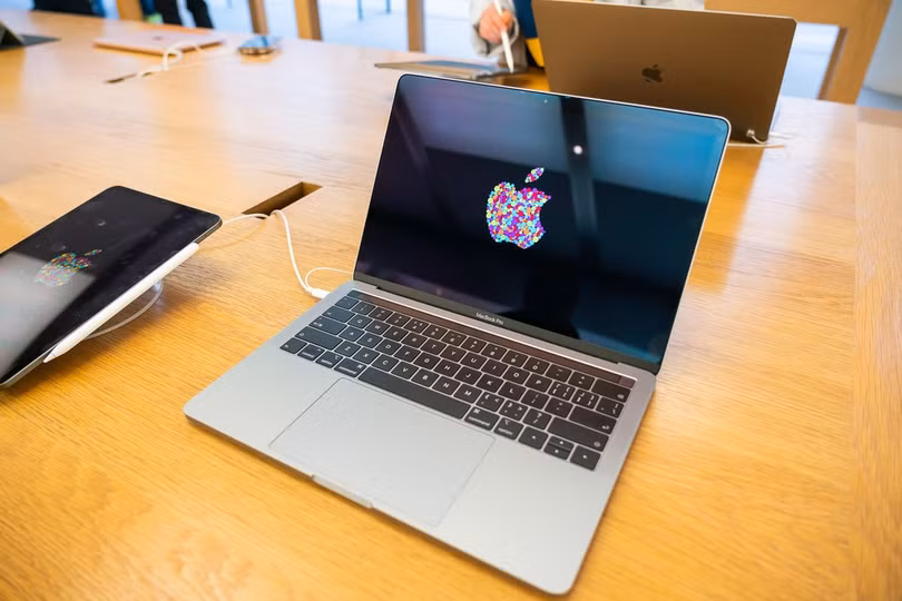 Nếu Apple thành công, các đối tác khác cũng có thể cân nhắc con đường tương tự. Đây sẽ là tin xấu nhất cho Intel. Ảnh: Bloomberg.