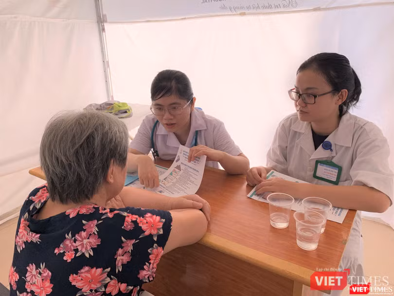 Tư vấn cho người cao tuổi Các chuyên gia của trường Đại học Y Hà Nội khám bệnh cho người cao tuổi