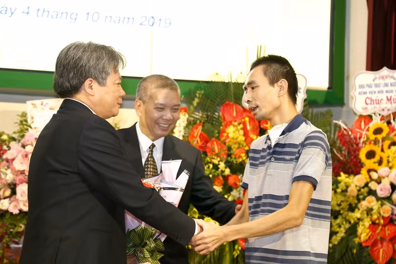 GS.TS Trần Bình Giang và PGS.TS. Nguyễn Hữu Ước chúc mừng bệnh nhân ghép phổi được ra viện