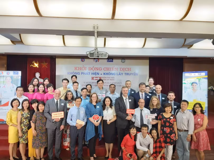 Phó Đại sứ Hoa Kỳ tại Việt Nam Caryn R. McClelland, đối tác Việt Nam và khách tham dự tại Lễ phát động chiến dịch truyền thông quốc gia về Không phát hiện bằng Không lây truyền (K=K). Phó Đại sứ Hoa Kỳ tại Việt Nam Caryn R. McClelland, đối tác Việt Nam và khách tham dự tại Lễ phát động chiến dịch truyền thông quốc gia về Không phát hiện bằng Không lây truyền (K=K).