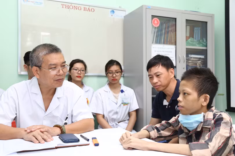 PGS.TS. Nguyễn Hữu Ước trò chuyện với em Đức trước lúc ra viện