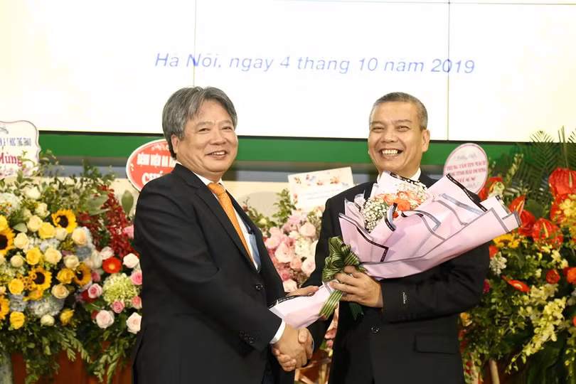 GS.TS Trần Bình Giang chúc mừng PGS.TS. Nguyễn Hữu Ước - tân Giám đốc Trung tâm Tim mạch và Lồng ngực