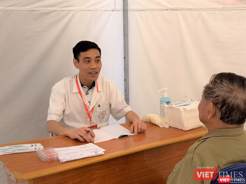 Chuyên gia nam học Nguyễn Hoài Bắc khám và tư vấn cho bệnh nhân cao tuổi Chuyên gia nam học Nguyễn Hoài Bắc khám và tư vấn cho bệnh nhân cao tuổi
