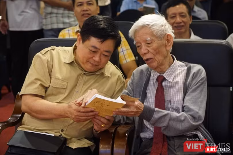 Ông Nguyễn Đình Hương và ông Nguyễn Thế Kỷ - Tổng Giám đốc Đài Tiếng nói Việt Nam Ông Nguyễn Đình Hương và ông Nguyễn Thế Kỷ - Tổng Giám đốc Đài Tiếng nói Việt Nam