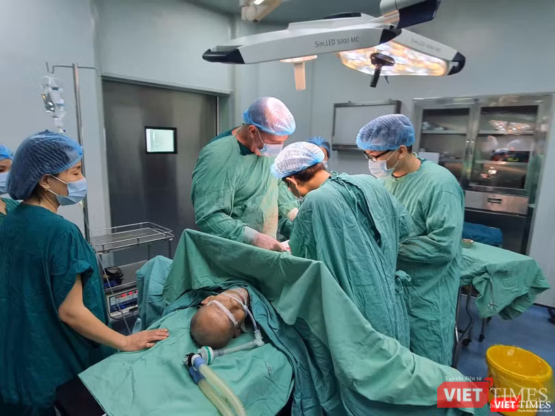 Chuyên gia Cuba phẫu thuật cho bệnh nhân ung thư tại BV Hữu Nghị VN - CB ĐH 