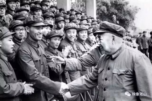 Hứa Thế Hữu, Tổng chỉ huy cánh quân phía Đông đến gặp động viên trước khi xua quân xâm lược Việt Nam. Ảnh: Tư liệu Trung Quốc. Hứa Thế Hữu, Tổng chỉ huy cánh quân phía Đông đến gặp động viên trước khi xua quân xâm lược Việt Nam. Ảnh: Tư liệu Trung Quốc.