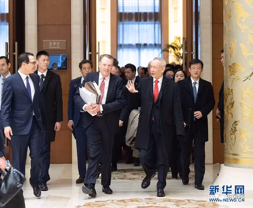 Các ông Lưu Hạc, Robert Lighthizer và Steven Mnuchin tươi cười xuất hiện sau cuộc đàm phán vòng 7