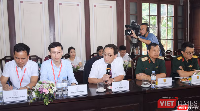 GS.TS. Tạ Thành Văn (người cầm mic): “Y học chính xác, y học cá thể là xu hướng phát triển tất yếu của thế kỷ XXI" GS.TS. Tạ Thành Văn (người cầm mic): “Y học chính xác, y học cá thể là xu hướng phát triển tất yếu của thế kỷ XXI