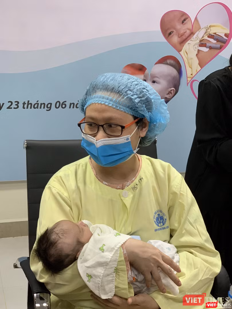 Em bé được phẫu thuật tim khi mới 15 giờ tuổi đã khỏe mạnh và chuẩn bị ra viện Em bé được phẫu thuật tim khi mới 15 giờ tuổi đã khỏe mạnh và chuẩn bị ra viện