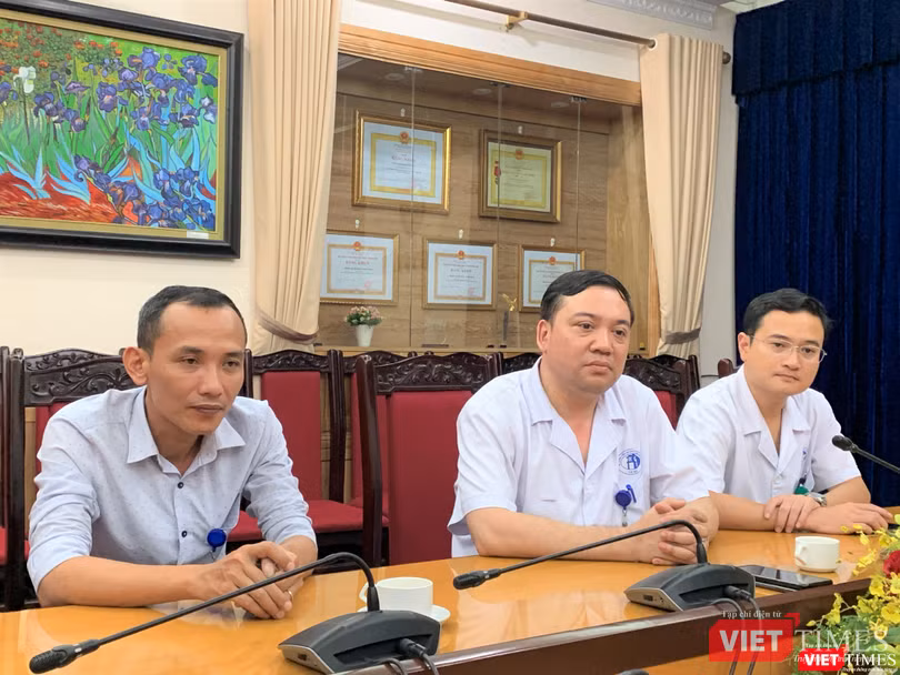 Ths. Thái Bằng Giang (ở giữa) chia sẻ về tình hình sức khỏe của cháu bé