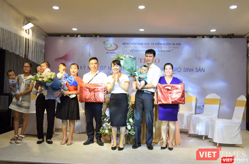 Bệnh viện trao quà cho các gia đình thụ tinh trong ống nghiệm thành công