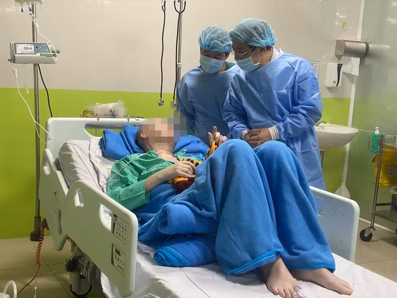PGS.TS. Lương Ngọc Khuê - Cục trưởng Khám chữa bệnh (Bộ Y tế) thăm bệnh nhân 91 tại BV Chợ Rẫy (ảnh: BCCC) PGS.TS. Lương Ngọc Khuê - Cục trưởng Khám chữa bệnh (Bộ Y tế) thăm bệnh nhân 91 tại BV Chợ Rẫy