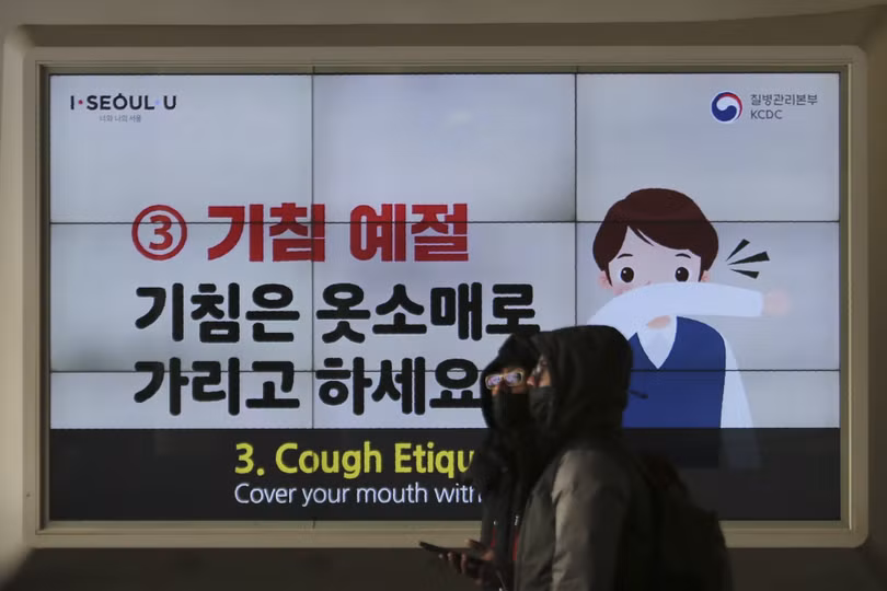 Thông báo về dịch bệnh COVID-19 trên đường phố Seoul (Ảnh: Đa Chiều)