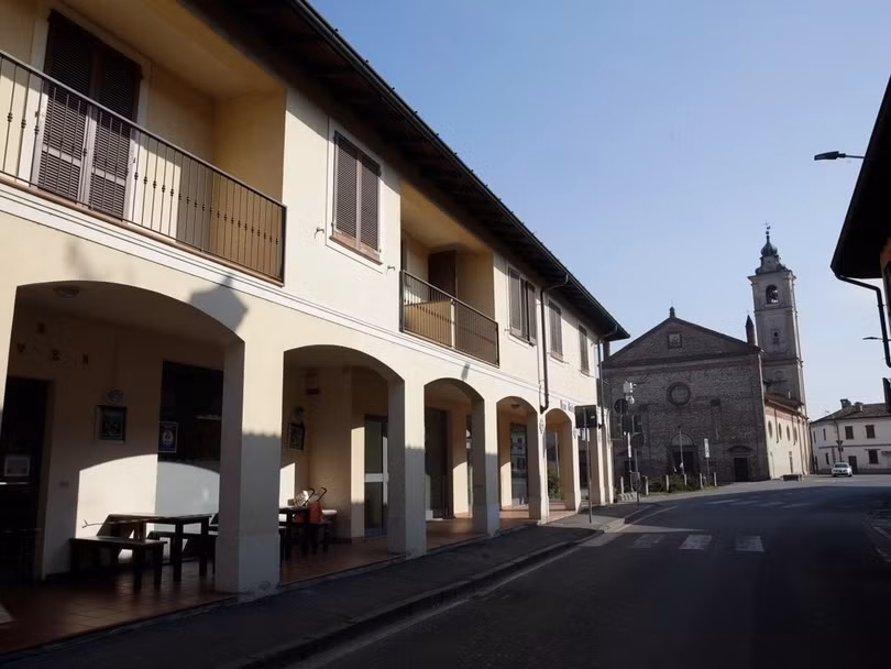 Một thành phố ở miền Bắc Italy vắng tanh sau khi chính phủ thực hiện các biện pháp kiểm soát phòng dịch nghiêm ngặt (Ảnh: AP)