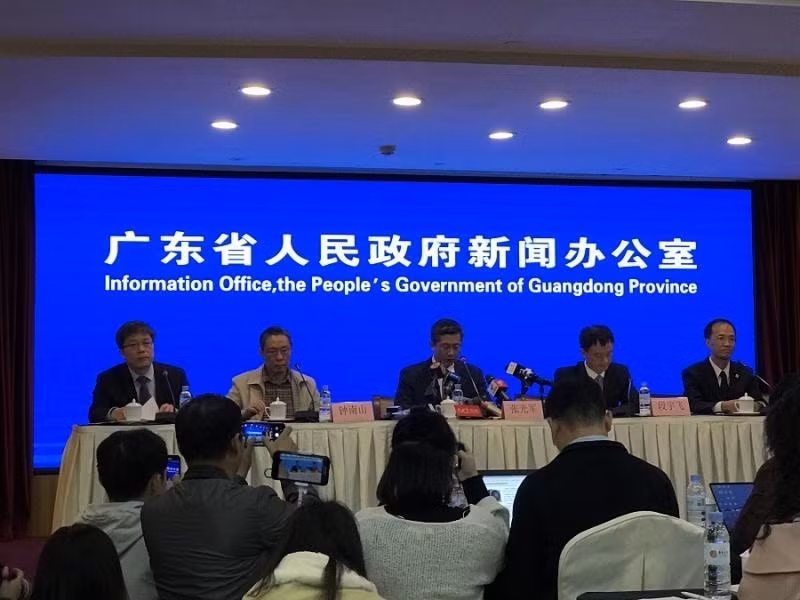 Viện sĩ Chung Nam Sơn (thứ 2, trái sang) tại cuộc họp báo do Văn phòng báo chí chính quyền tỉnh Quảng Đông tổ chức (Ảnh HK01)