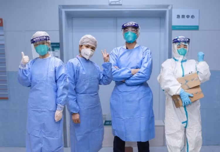 Đội ngũ nhân viên y tế Vũ Hán - những người dũng cảm chiến đấu với dịch bệnh (Ảnh: Đa Chiều)