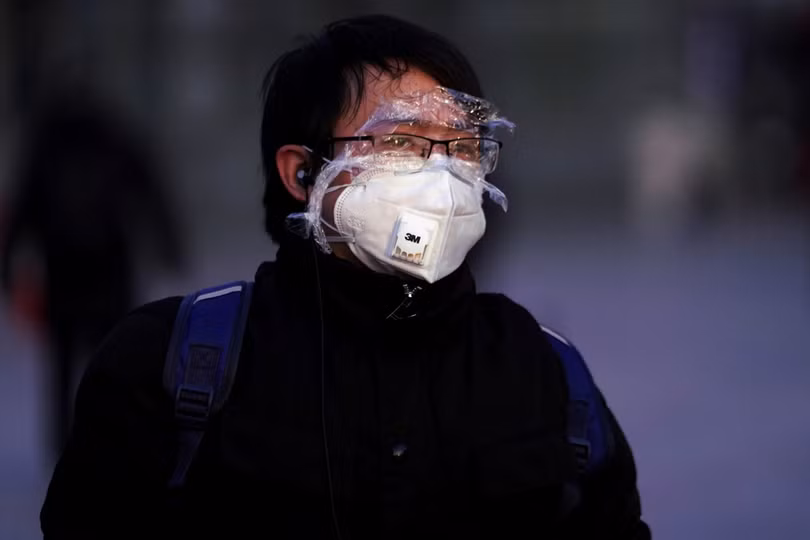 Một hành khách tự chế kính phòng hộ mắt bằng màng mỏng bọc thực phẩm. (Ảnh: Reuters) Một hành khách tự chế kính phòng hộ mắt bằng màng mỏng bọc thực phẩm. (Ảnh: Reuters)