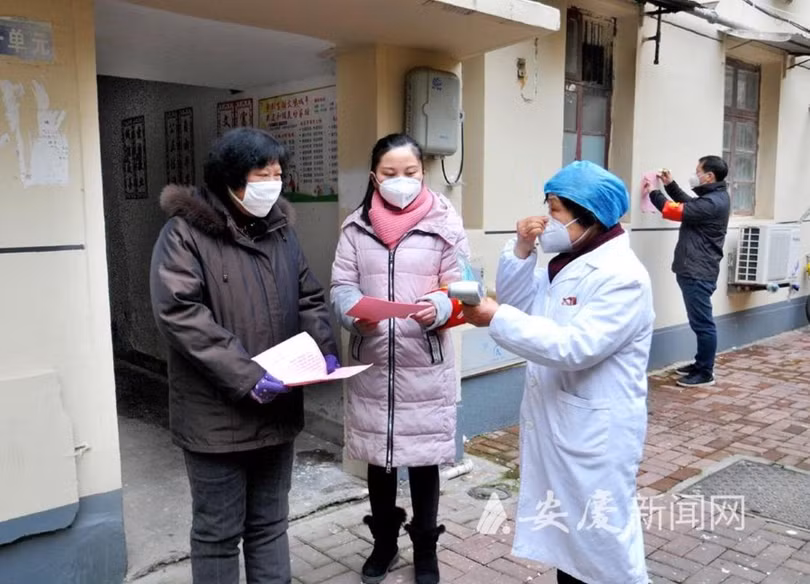 Tỉnh Hồ Bắc và thành phố Vũ Hán đang thực hiện rà soát, sàng lọc đến từng hộ gia đình. (Ảnh: Toutiao). Tỉnh Hồ Bắc và thành phố Vũ Hán đang thực hiện rà soát, sàng lọc đến từng hộ gia đình. (Ảnh: Toutiao).