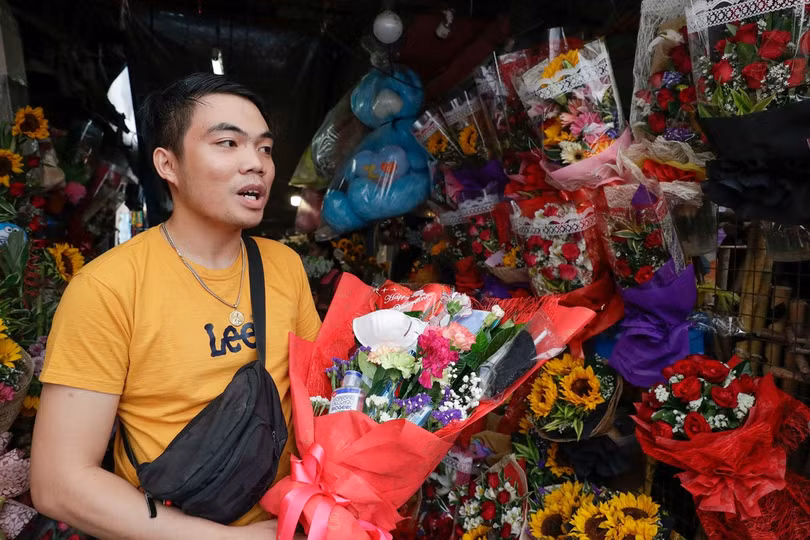 Chàng trai này hy vọng món quà tặng bó hoa kháng COVID-19 có thể làm người yêu vui và giúp xua tan nỗi lo sợ về nCoV (Ảnh: AP)