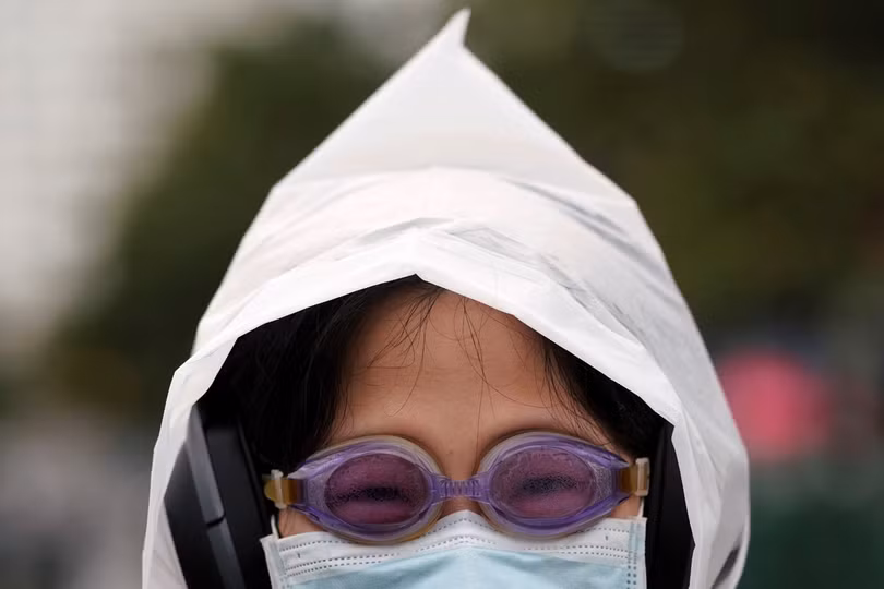 Một hành khách đi ra phố với kính bơi trên mắt. (Ảnh: Reuters) Một hành khách đi ra phố với kính bơi trên mắt. (Ảnh: Reuters)