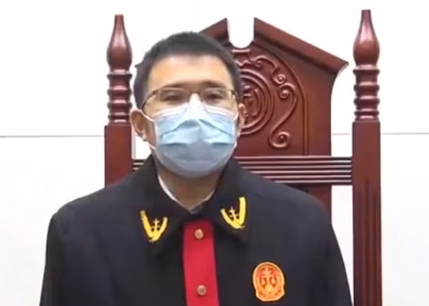 Chánh án đeo khẩu trang cả khi tuyên án (Ảnh: Đông Phương) Chánh án đeo khẩu trang cả khi tuyên án (Ảnh: Đông Phương)