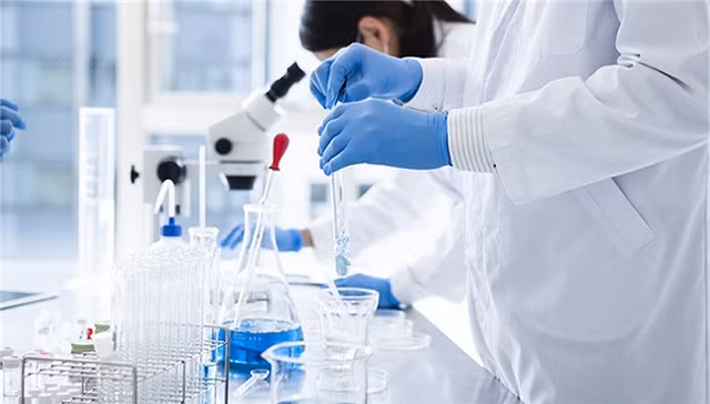 Hai nhóm nghiên cứu của các viện sĩ Chung Nam Sơn và Lý Lan Quyên đã phân lập được nCoV từ phân của người bị bệnh (Ảnh: BJNews) Hai nhóm nghiên cứu của các viện sĩ Chung Nam Sơn và Lý Lan Quyên đã phân lập được nCoV từ phân của người bị bệnh (Ảnh: BJNews)
