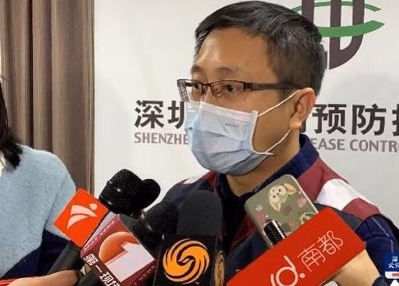 Ông Khổng Đông Phong trả lời báo chí nói có 3 trường hợp ở Thâm Quyến không biết lây bệnh từ ai, bao giờ...(Ảnh: Sohu). Ông Khổng Đông Phong trả lời báo chí nói có 3 trường hợp ở Thâm Quyến không biết lây bệnh từ ai, bao giờ...(Ảnh: Sohu).