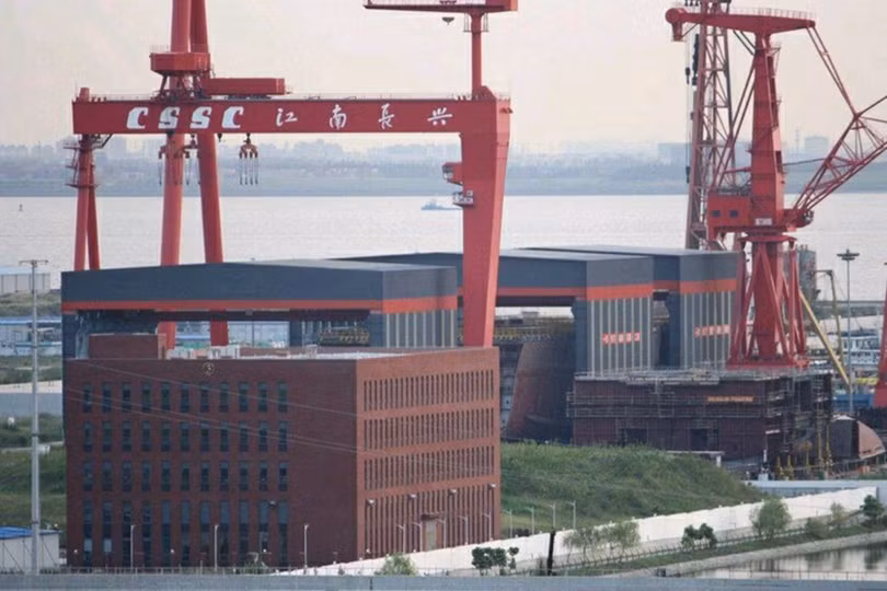 Tàu sân bay 003 của Trung Quốc đang được đóng tại Nhà máy đóng tàu Giang Nam (Ảnh: Dingsheng)