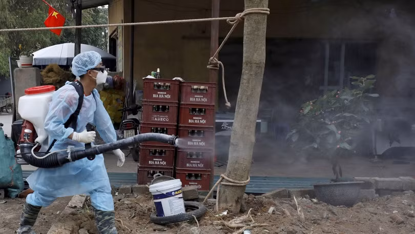 Nhân viên phòng dịch phun thuốc khử trùng trong khu vực cách ly xã Sơn Lôi (Ảnh: Đa Chiều). Nhân viên phòng dịch phun thuốc khử trùng trong khu vực cách ly xã Sơn Lôi (Ảnh: Đa Chiều).