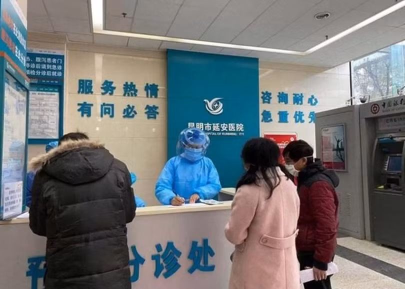 Hình ảnh bác sỹ Bệnh viện Diên An, Côn Minh phải dùng vỏ thùng nước khoáng làm mặt nạ phòng hộ khám bệnh cho bệnh nhân gây xôn xao dư luận (Ảnh: Đông Phương). Hình ảnh bác sỹ Bệnh viện Diên An, Côn Minh phải dùng vỏ thùng nước khoáng làm mặt nạ phòng hộ khám bệnh cho bệnh nhân gây xôn xao dư luận (Ảnh: Đông Phương).