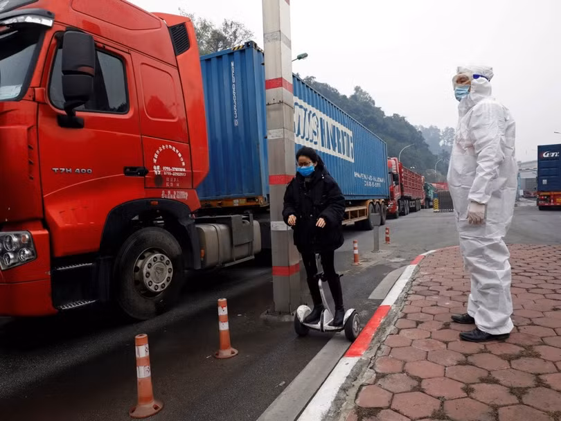 Các tài xế xe tải qua lại biên giới được trang bị phương tiện phòng hộ (Ảnh: Reuters). Các tài xế xe tải qua lại biên giới được trang bị phương tiện phòng hộ (Ảnh: Reuters).