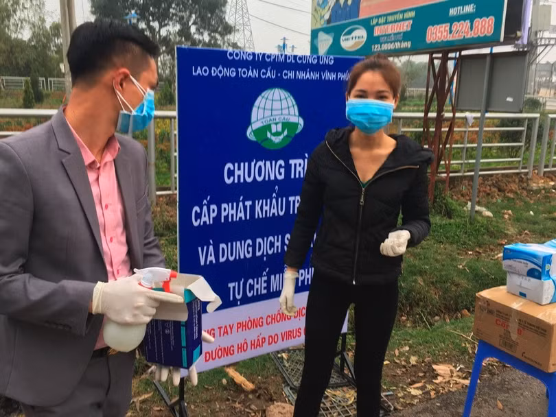 Các nhân viên công tác ở cơ sở phân phát khẩu trang và nước khử trùng miễn phí hàng ngày (Ảnh: AP) Các nhân viên công tác ở cơ sở phân phát khẩu trang và nước khử trùng miễn phí hàng ngày (Ảnh: AP)